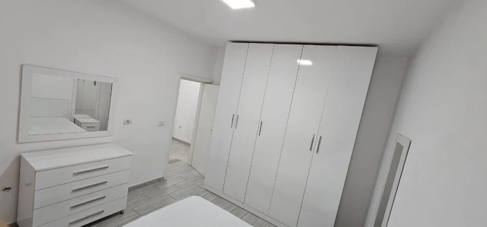 Tirane, jepet me qera apartament 1+1+Ballkon Kati 3, 600 m² 600 € (BULEVARDI I RI)