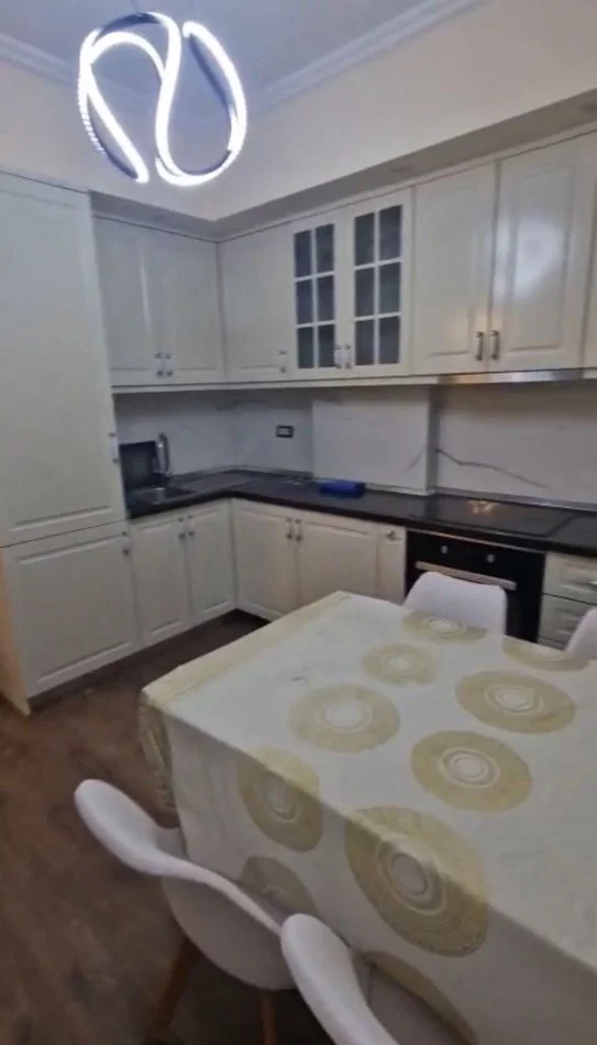 Tirane, jap me qera apartament 1+1+Ballkon Kati 1, 70 m² 450 € (Kodra Diellit, prane Big Market)