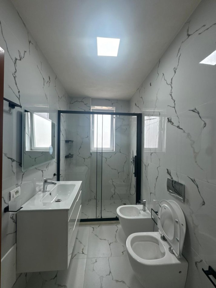 Tirane, jepet me qera apartament 1+1 Kati 4, 49 m² 400 € (kombinat)