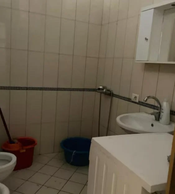 Durres, jepet me qera apartament 1+1+Ballkon Kati 5, 300 € (Plazh)