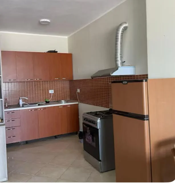 Durres, jepet me qera apartament 1+1+Ballkon Kati 5, 300 € (Plazh)