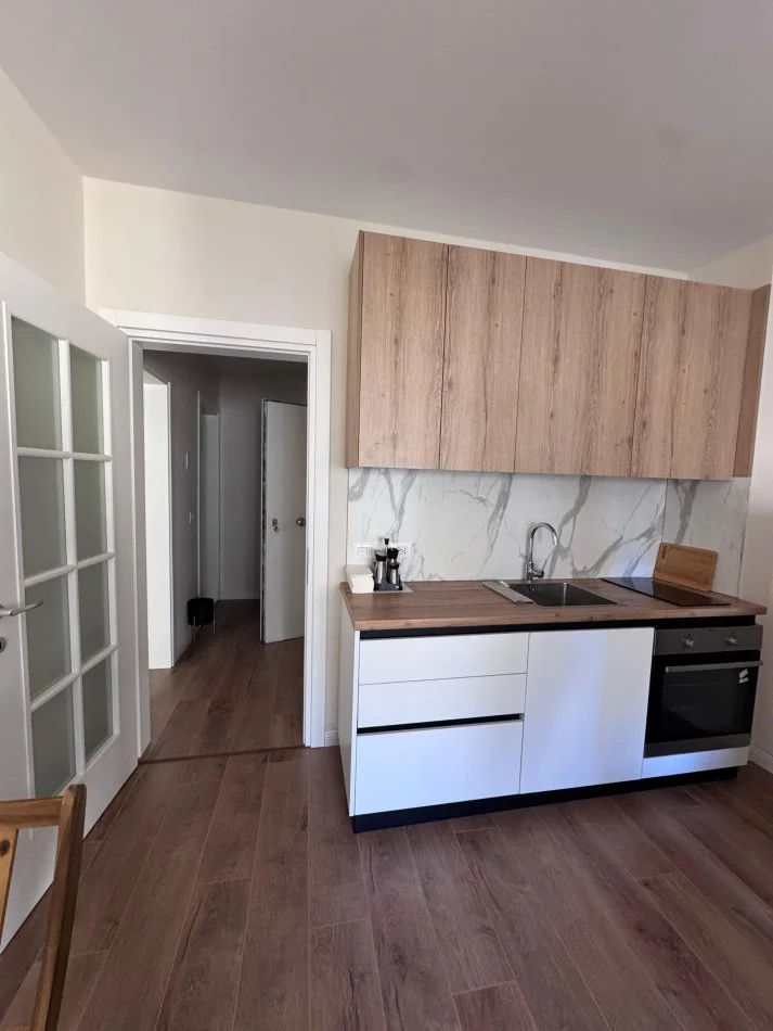 Durres, jepet me qera apartament ne plazh 1+1+Ballkon , 450 € (plazh)