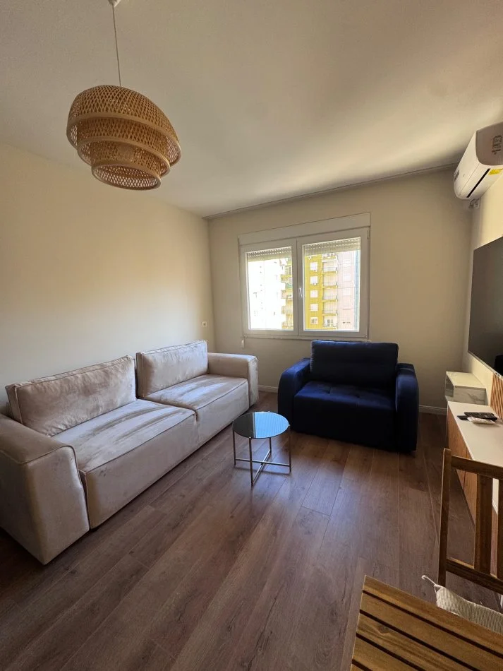 Durres, jepet me qera apartament ne plazh 1+1+Ballkon , 450 € (plazh)