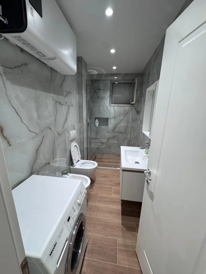 Durres, jepet me qera apartament ne plazh 1+1+Ballkon , 450 € (plazh)