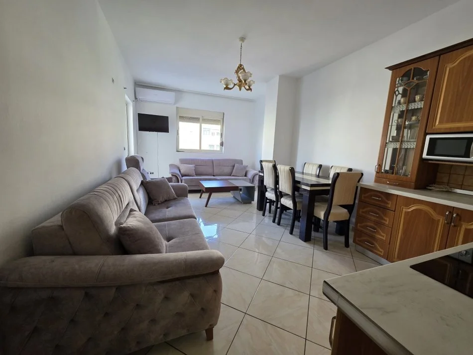 Durres, jepet me qera apartament ne plazh 1+1+Ballkon , 350 € (plazh)