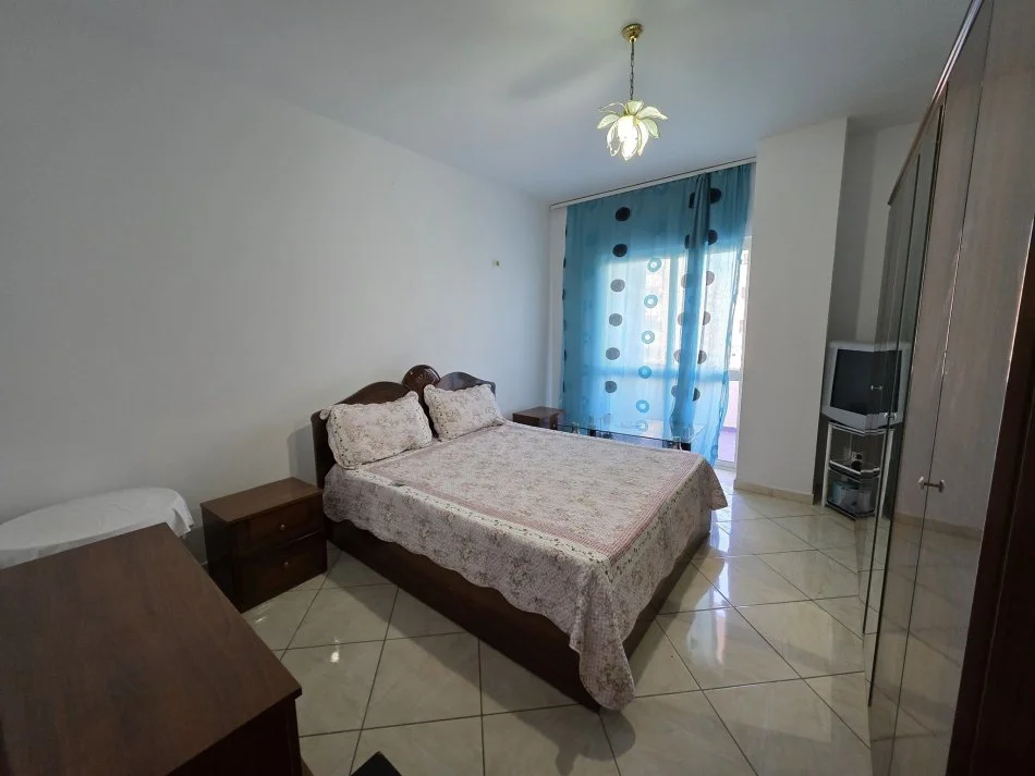 Durres, jepet me qera apartament ne plazh 1+1+Ballkon , 350 € (plazh)