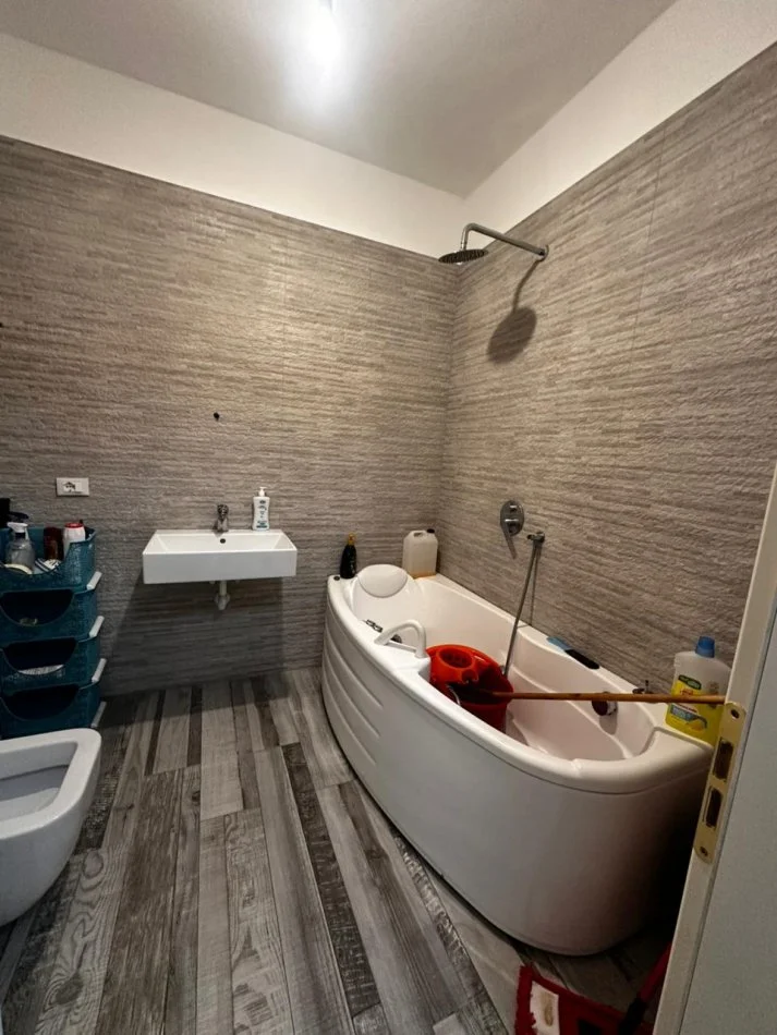 Tirane, shitet apartament 2+1+Ballkon Kati 5, 123 m² 140.000 € (rruga 3 deshmoret)