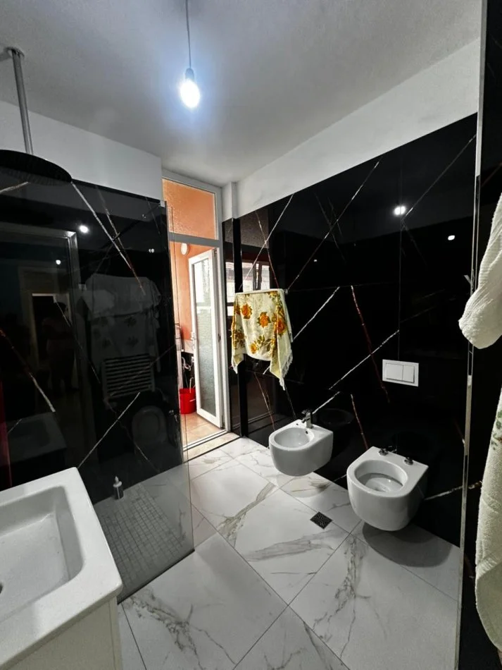 Tirane, shitet apartament 2+1+Ballkon Kati 5, 123 m² 140.000 € (rruga 3 deshmoret)