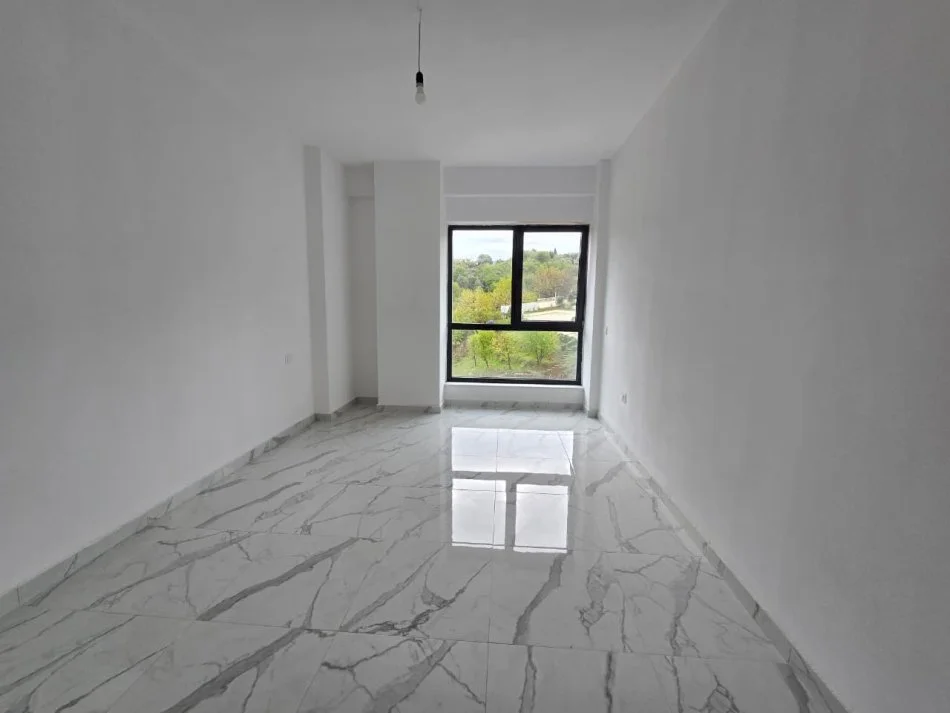Tirane, jepet me qera apartament 1+1+Ballkon Kati 3, 76 m² 400 € (liqeni i thate)