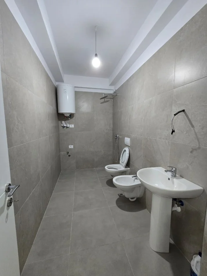 Tirane, jepet me qera apartament 1+1+Ballkon Kati 3, 76 m² 400 € (liqeni i thate)
