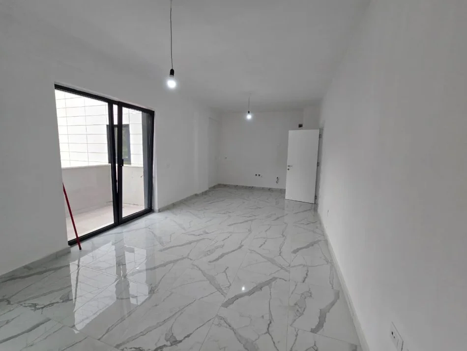 Tirane, jepet me qera apartament 1+1+Ballkon Kati 3, 76 m² 400 € (liqeni i thate)