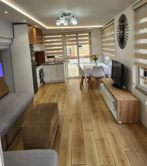 Tirane, jepet me qera apartament 2+1+Ballkon Kati 3, 75 m² 450 € (bill klinton)