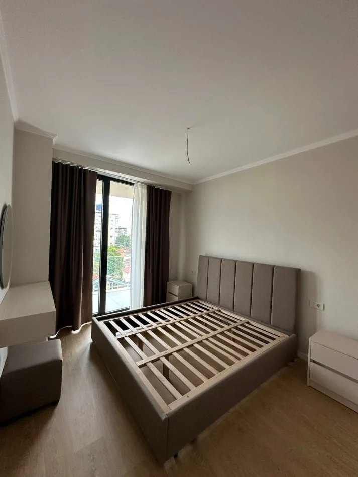 Tirane, jepet me qera apartament 1+1+Ballkon Kati 3, 65 m² 700 € (Mine Peza Residence)