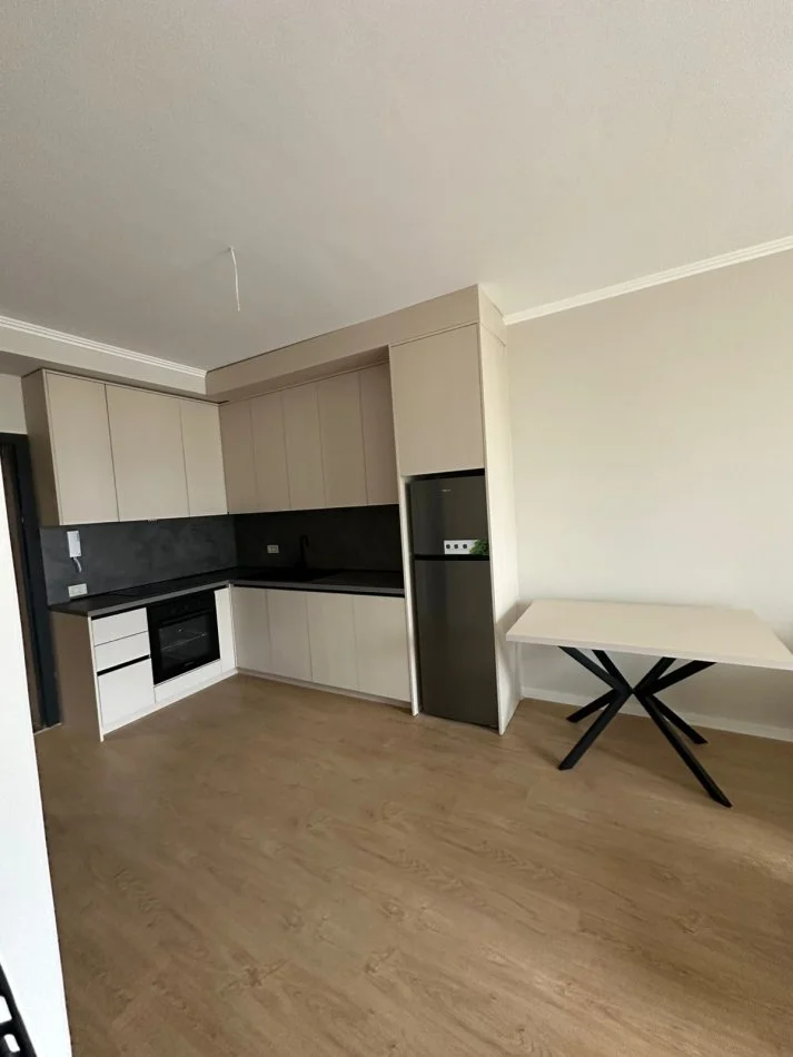 Tirane, jepet me qera apartament 1+1+Ballkon Kati 3, 65 m² 700 € (Mine Peza Residence)