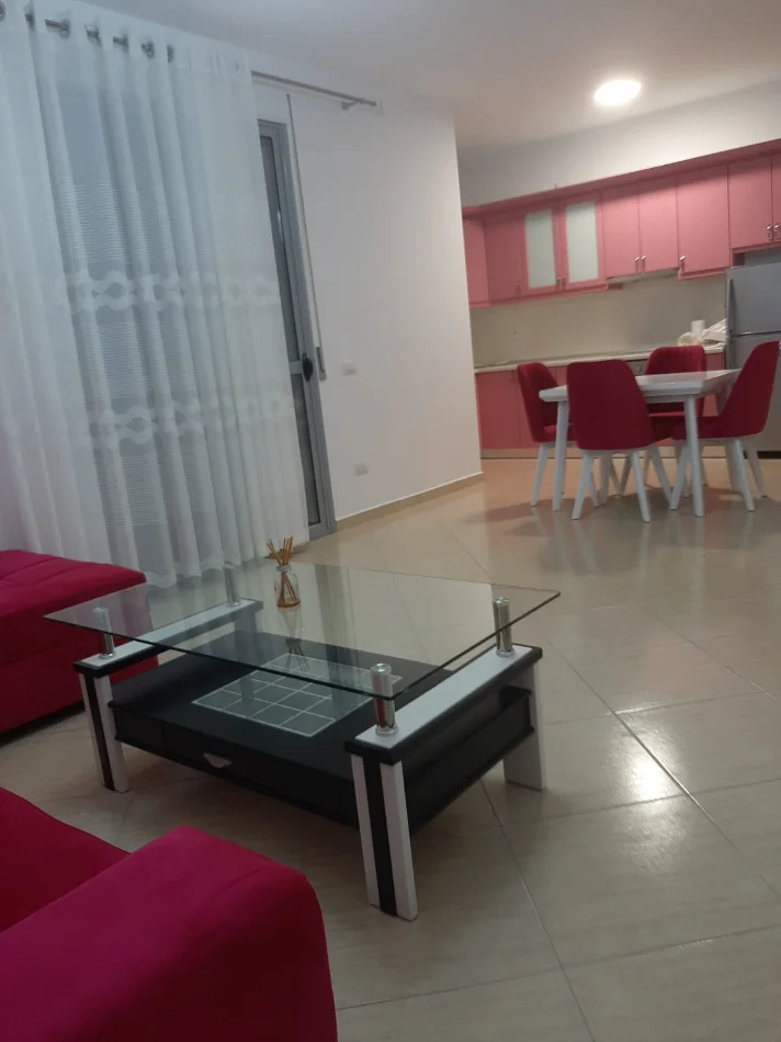JEPET ME APARTAMENT 1+1  500 € (VLORE LUNGOMARE)