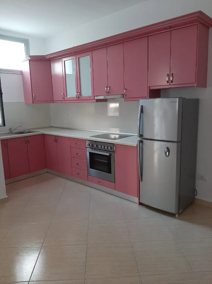 JEPET ME APARTAMENT 1+1  500 € (VLORE LUNGOMARE)