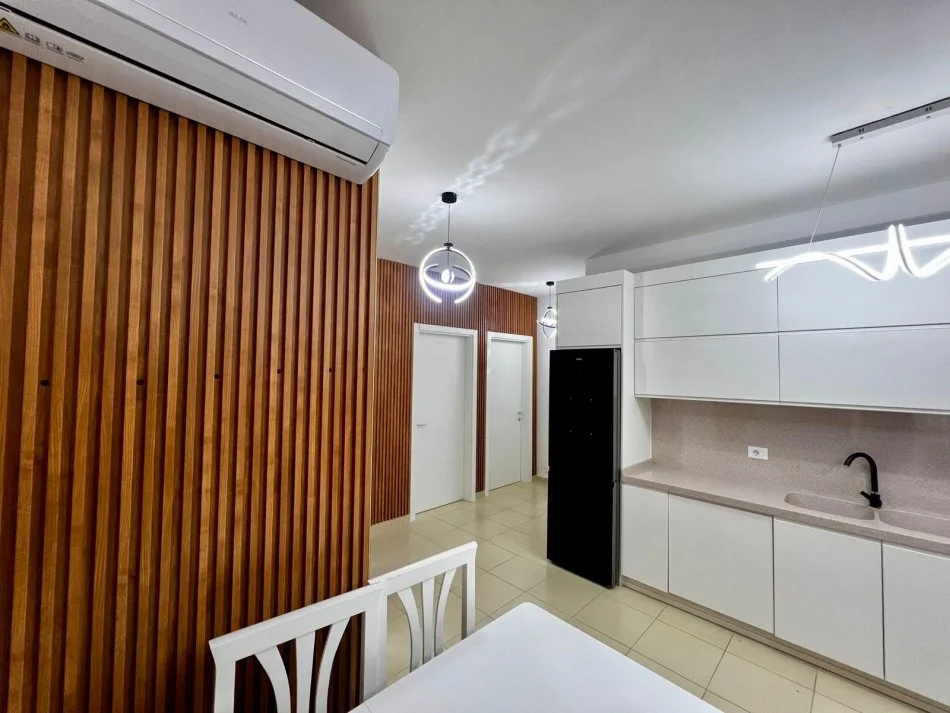 Tirane, jap me qera apartament 2+1+Ballkon Kati 1, 90 m² 650 € (bulevardi i ri)