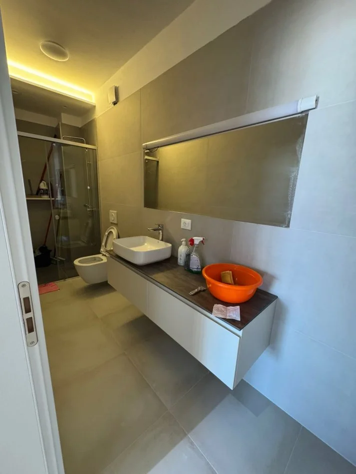 Tirane, jepet me qera 1+1 , 800 € (komuna e parisit)