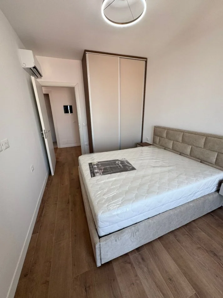 Tirane, jepet me qera 1+1 , 800 € (komuna e parisit)
