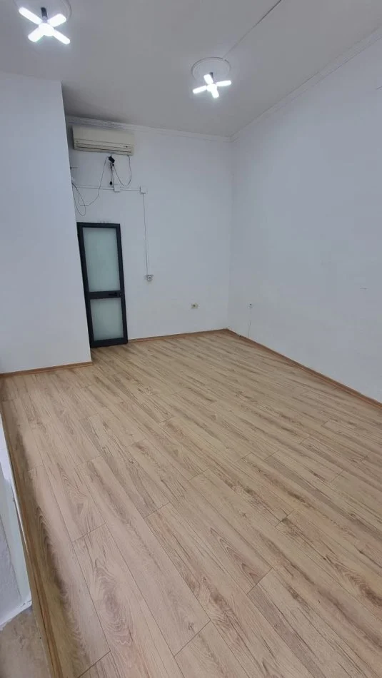 Jepet me Qira Dyqan 16 m² në Qender te Tiranes tek  Fortuzi, vetëm 10 metra nga Rruga Kryesore, Kati 0, 16 m² 300 €uro