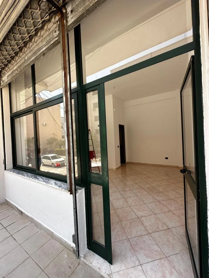 Durres, jepet me qera dyqan , 21 m² 200 € (prane stadiumit)