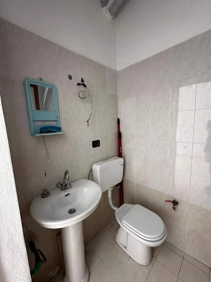 Durres, jepet me qera dyqan , 21 m² 200 € (prane stadiumit)