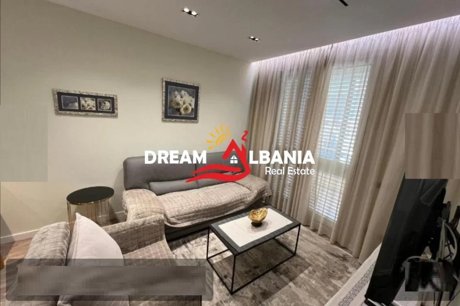 Tirane, jepet me qera apartament 1+1 , 75 m² 800 € (ne Qender prane Piaces)