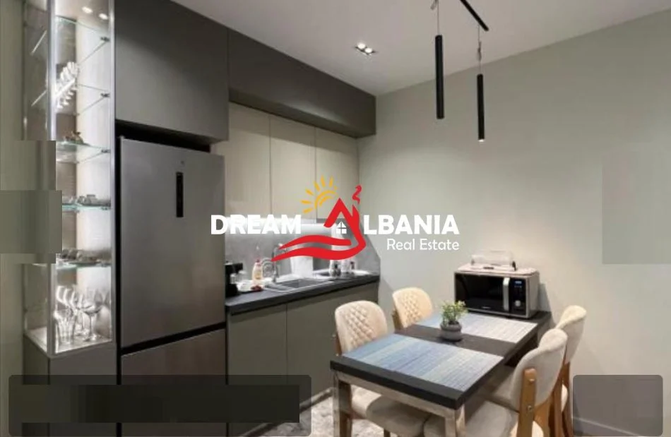 Tirane, jepet me qera apartament 1+1 , 75 m² 800 € (ne Qender prane Piaces)