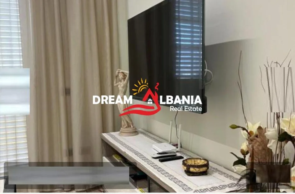 Tirane, jepet me qera apartament 1+1 , 75 m² 800 € (ne Qender prane Piaces)