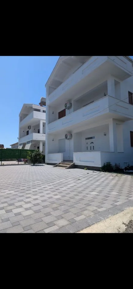 Durres, jepet me qera Vile 3+1+Ballkon , 850 € (kenet)