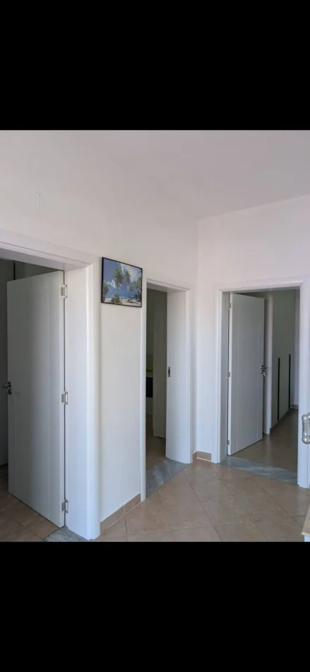 Durres, jepet me qera Vile 3+1+Ballkon , 850 € (kenet)