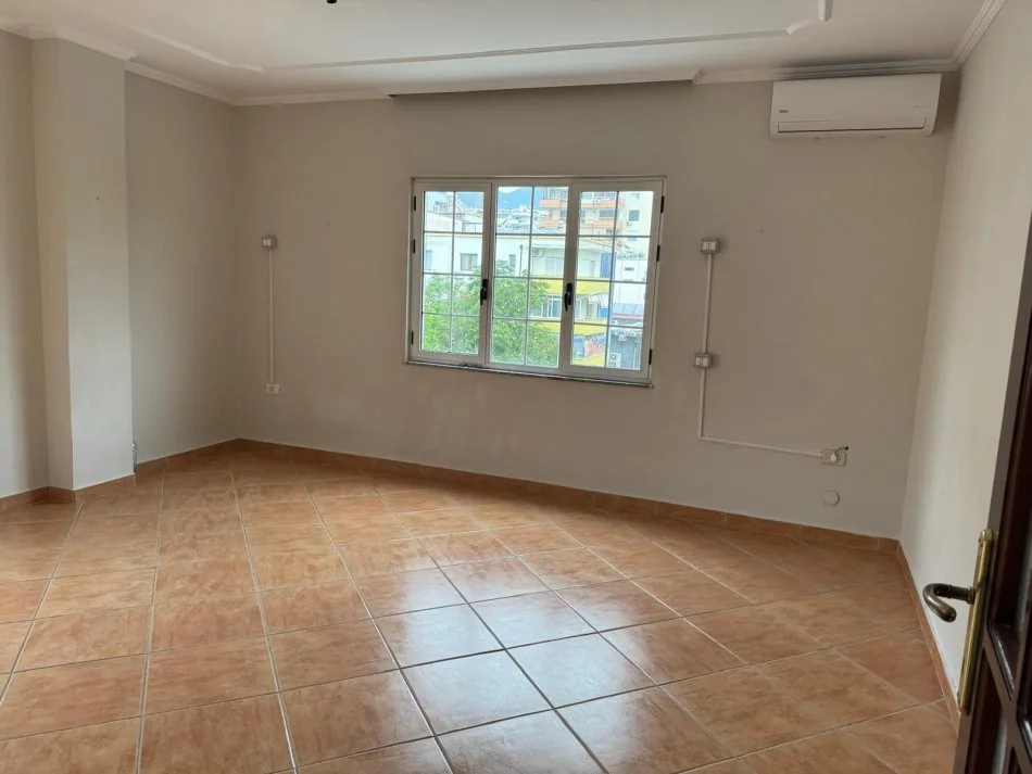 Tirane, jepet me qera zyre Kati 4, 178 m² 1.700 € (Sheshi Willson)