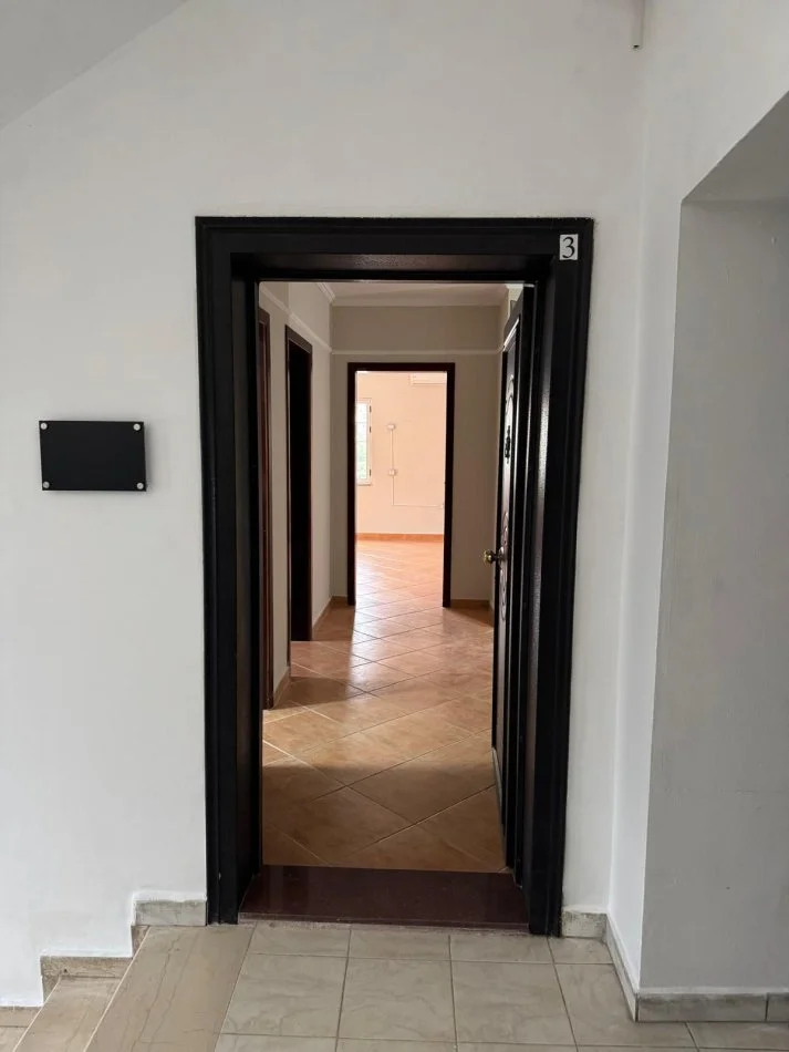 Tirane, jepet me qera zyre Kati 4, 178 m² 1.700 € (Sheshi Wilson)