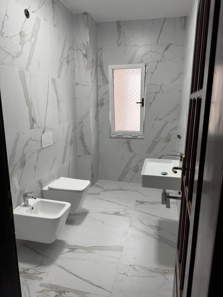 Tirane, jepet me qera zyre Kati 4, 178 m² 1.700 € (Sheshi Wilson)