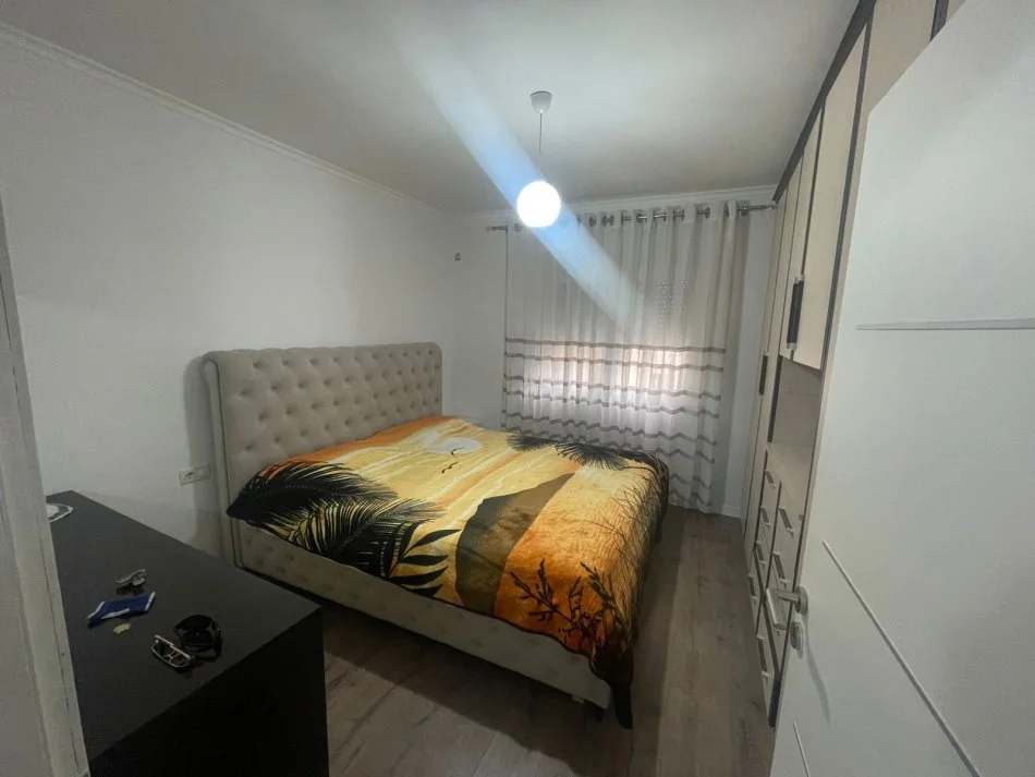 Tirane, jepet me qera apartament 2+1+Aneks Kati 3, 500 € (Rruga Vangjel Capo)