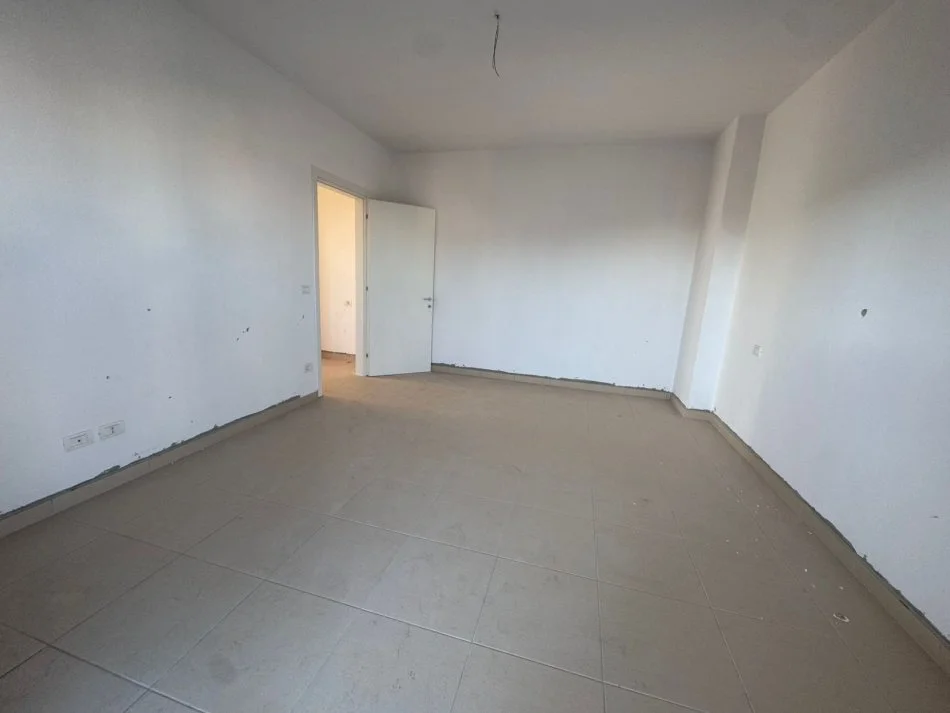 Durres, jepet me qera apartament 2+1+Ballkon Kati 4, 250 € (Ish urt te shkolla pavarsia)