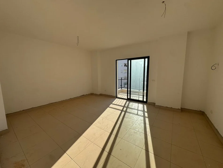 Durres, jepet me qera apartament 2+1+Ballkon Kati 4, 250 € (Ish urt te shkolla pavarsia)