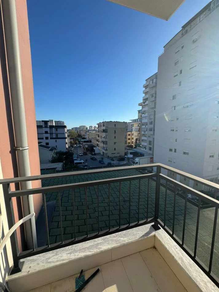 Durres, jepet me qera apartament 2+1+Ballkon Kati 4, 250 € (Ish urt te shkolla pavarsia)