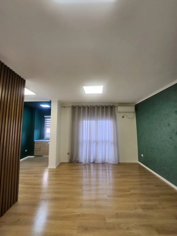 Tirane, jepet me qera zyre Kati 4, 73 m² 800 € (Sheshi willson)