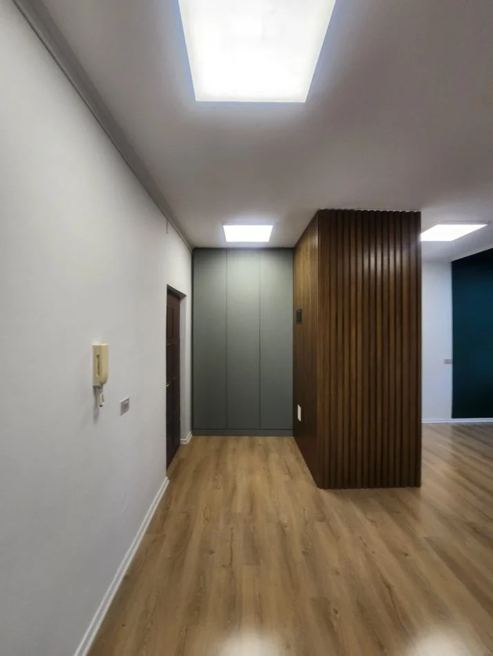 Tirane, jepet me qera zyre Kati 4, 73 m² 800 € (Sheshi willson)