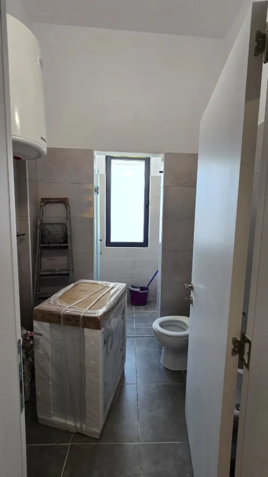 Tirane, jepet me qera apartament 1+1+Ballkon Kati 0, 60 m²  (Liqeni i Thate)
