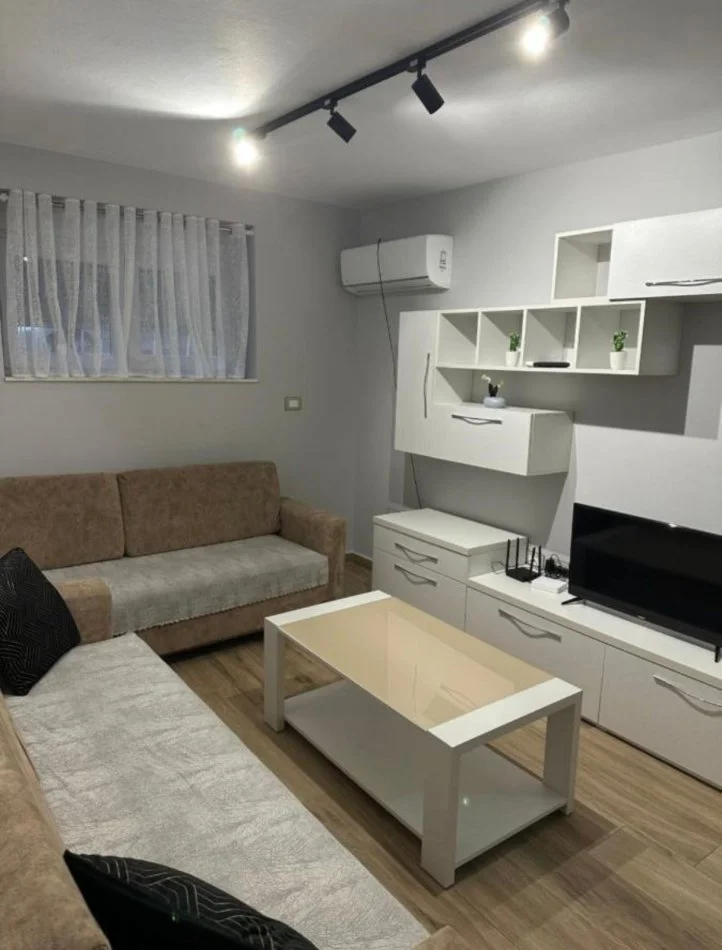 Durres, jepet me qera apartament 1+1 Kati 1, 350 € (Rruga e Pikadeve)