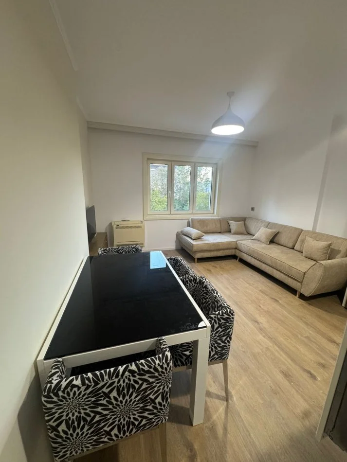 Tirane, jepet me qera apartament 1+1 Kati 2, 60 m² 700 € (Komuna e parisit)