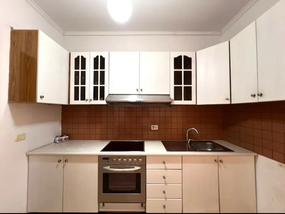 Durres, jepet me qera apartament 1+1+Ballkon Kati 3, 450 € (plazh)