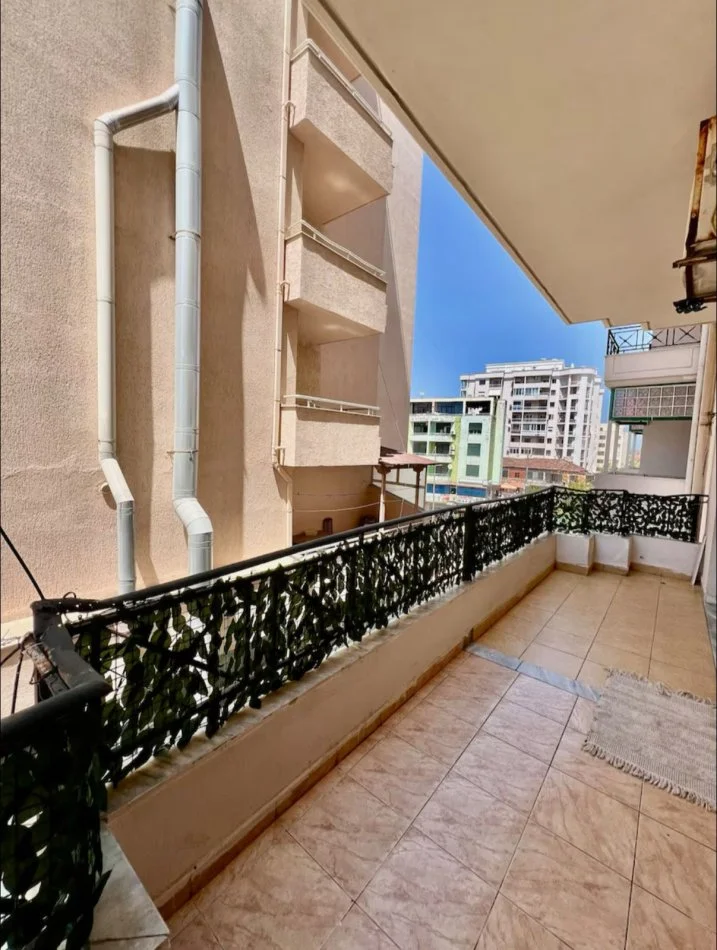 Durres, jepet me qera apartament 1+1+Ballkon Kati 3, 450 € (plazh)