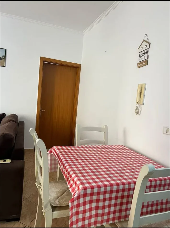 Durres, jepet me qera apartament 1+1+Ballkon Kati 3, 450 € (plazh)