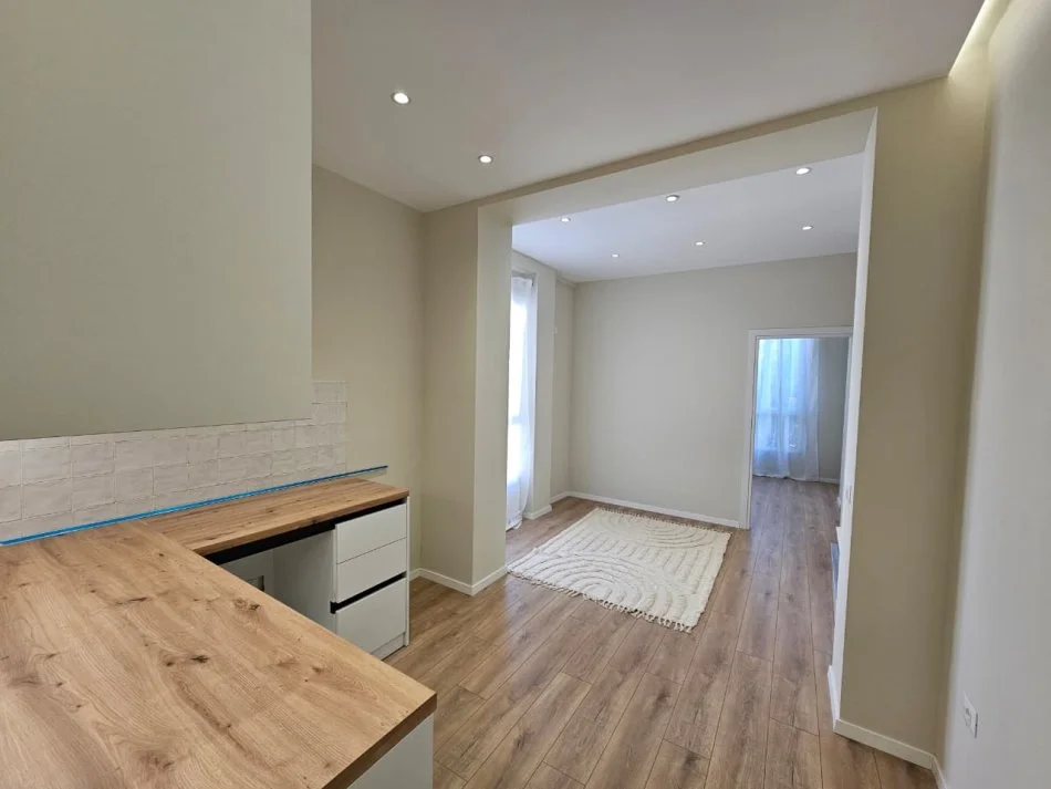 Tirane, shitet apartament 1+1+Aneks+Ballkon Kati 3, 41 m² 122.000 € (Rruga Myslym Shyri)