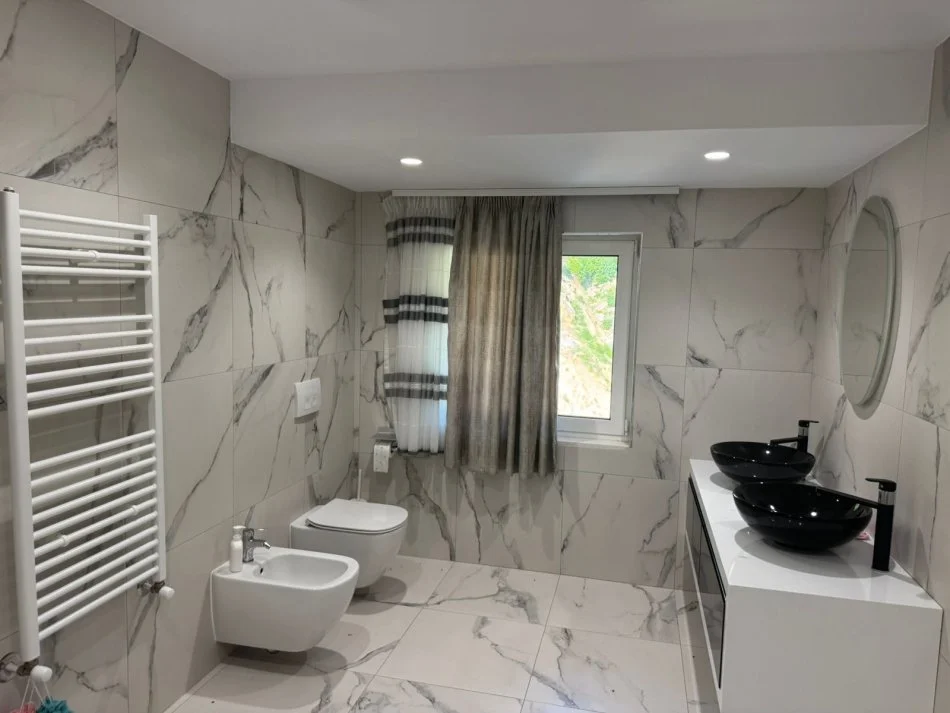 Tirane, shitet Vile 3 Katshe , 228 m² 600.000 € (Surrel)