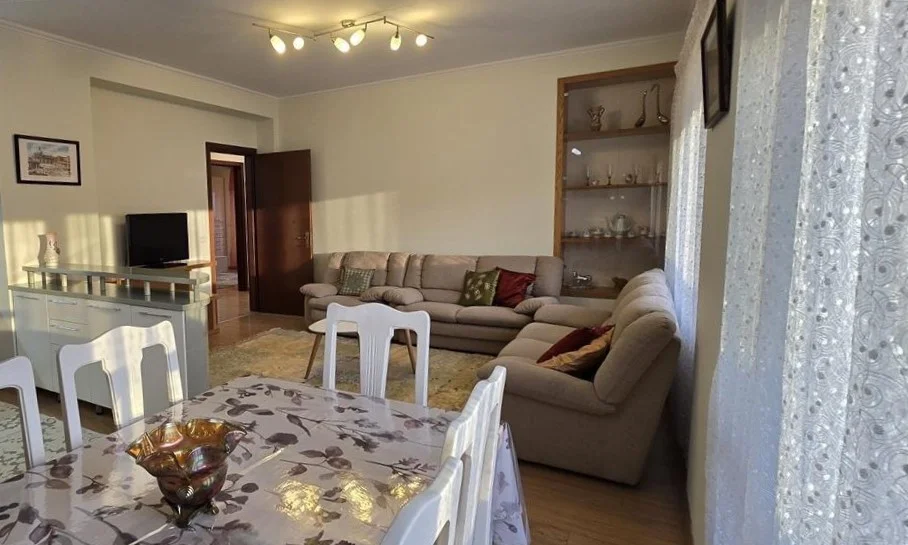 Tirane, jap me qera apartament 2+1+Ballkon Kati 7, 115 m² 750 € (pazari i ri)