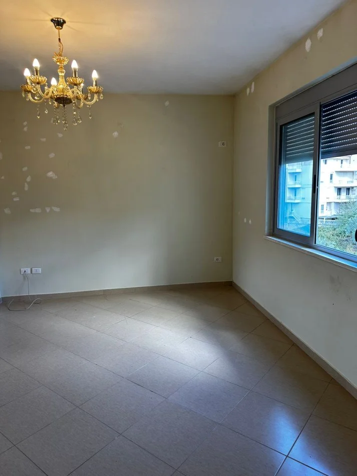 Tirane, jepet me qera apartament 3+1+Aneks+Ballkon Kati 3, 210 m² 1.000 € (rruga peti liqeni thate)